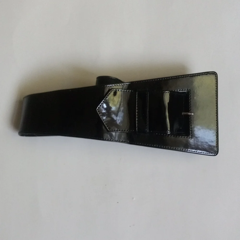 BLACK PATENT ANGLE BELT
